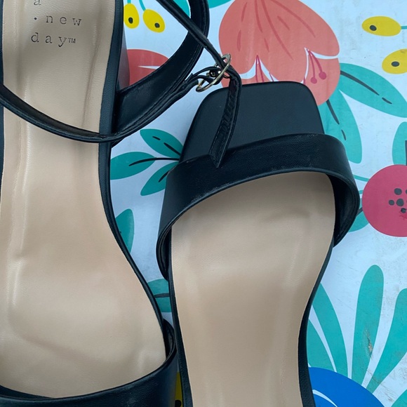 New black heels size 10 wide - Picture 5 of 5